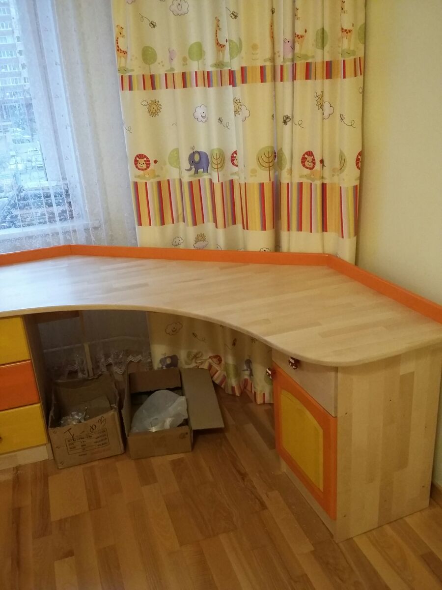 Письменные столы и детские столики со стульчиками